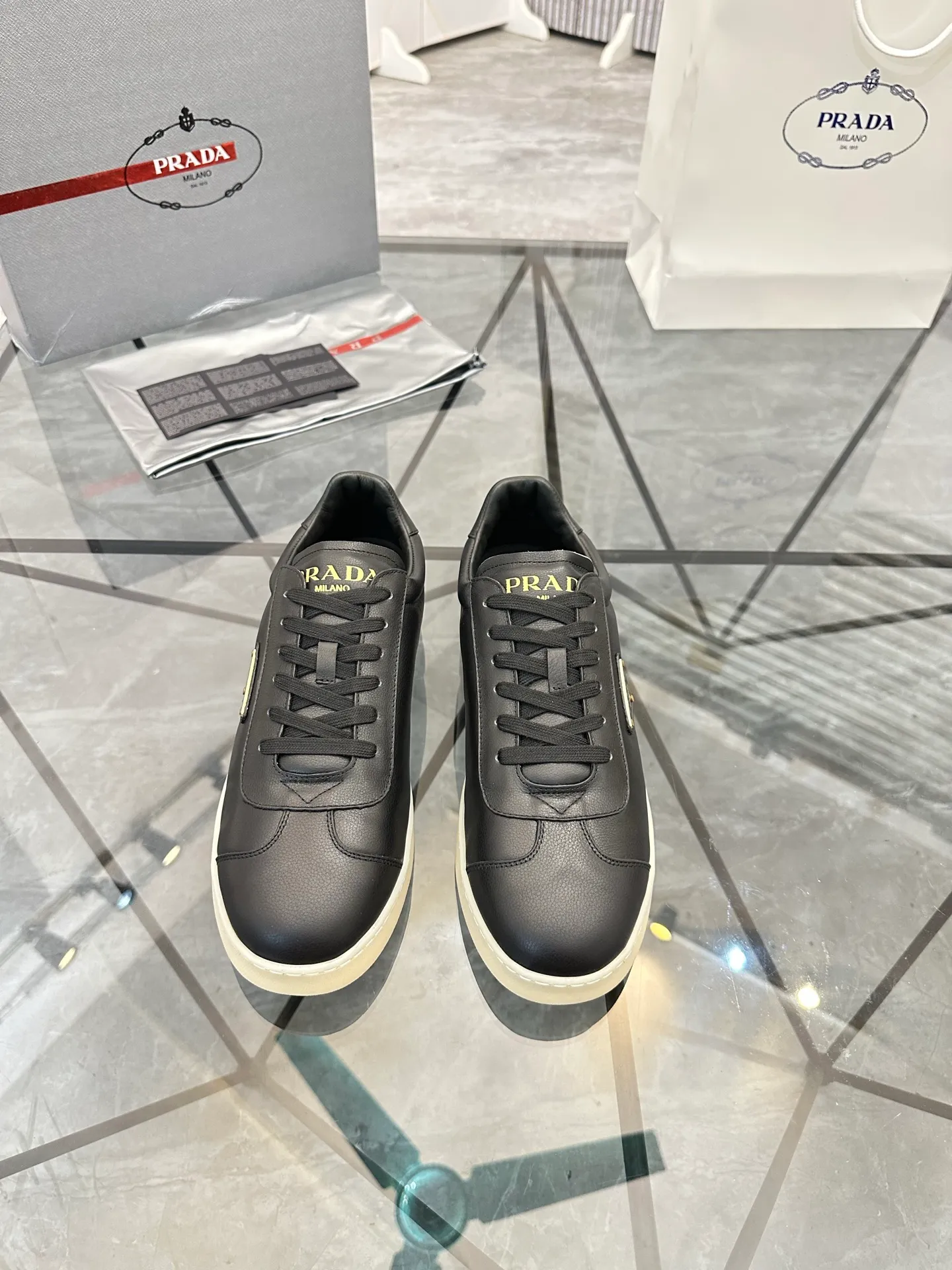 Men's shoes for sale 💰: 💰P540¥ High-end top quality Product trademark: Prada *"Prada*" low-top casual shoes Regular size: 38-45 (can be customized to 46) Product materials: imported first-layer cowhide for the upper, water-dyed cowhide lining, cowhide feet, original outsole. No.: 001